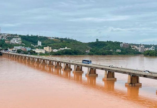 Rio Doce, em Colatina, atingiu a cota de atenção no município, chegando a 4,6 metros, na manhã desta quinta-feira (22).