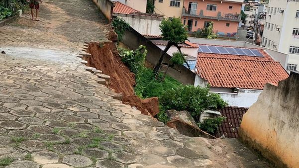 Rua desmorona devido chuva e quase atinge casas em Colatina