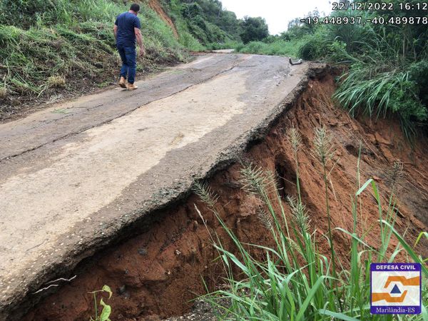 Ruas alagadas e desmoronamento: temporal causa estragos em Marilândia