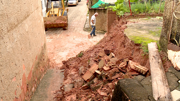 Ruas alagadas e desmoronamento: temporal causa estragos em Marilândia