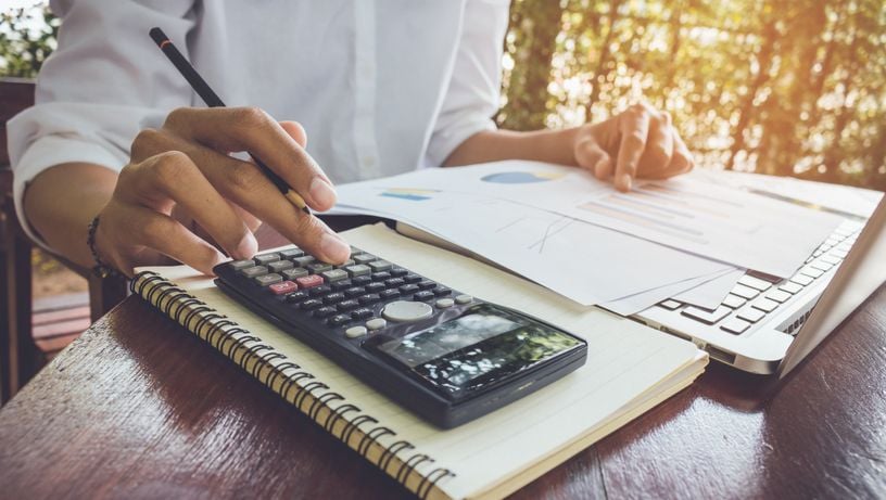 Pessoa calculando, impostos, financiamento