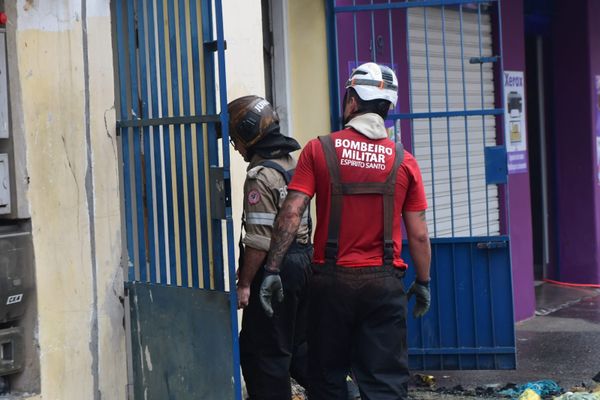 Atuação do Corpo de Bombeiros no incêndio  por Vitor Jubini | A Gazeta