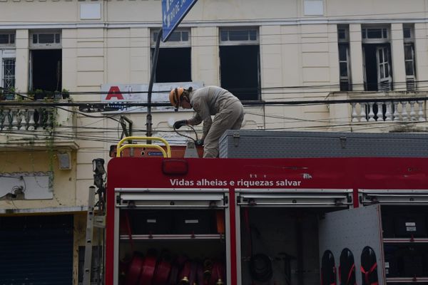 Atuação do Corpo de Bombeiros no incêndio  por Vitor Jubini | A Gazeta