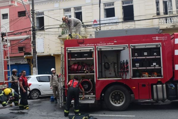 Atuação do Corpo de Bombeiros no incêndio  por Vitor Jubini | A Gazeta