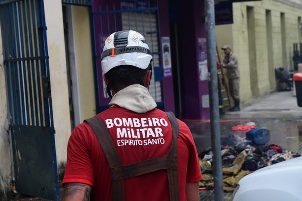 Atuação do Corpo de Bombeiros no incêndio  por Vitor Jubini | A Gazeta