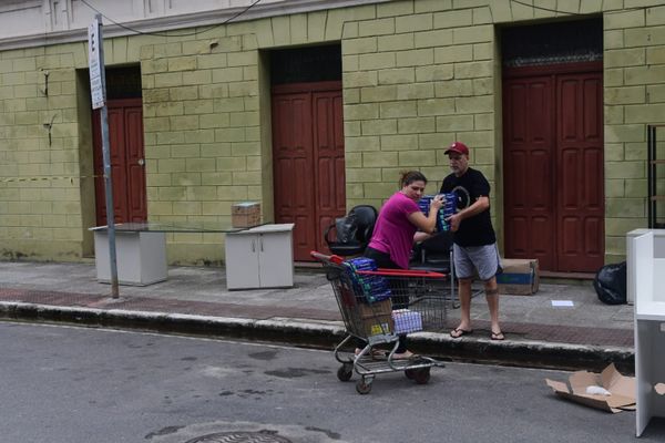 Comerciantes tentam salvar produtos em meio ao incêndio por Vitor Jubini | A Gazeta