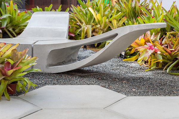 Inspirado na forma e textura da planta bromélia, o mobiliário Banco Bromélia é composto por três assentos em forma de pétalas, que propõe uma maneira diferente de acomodação e descanso