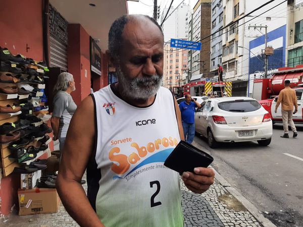 O estivador aposentado Renato Rocha contou que conseguiu salvar apenas a carteira