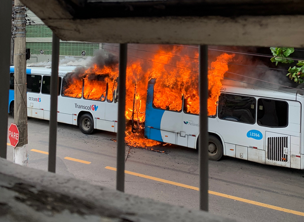 ônibus pega fogo em Vila Velha