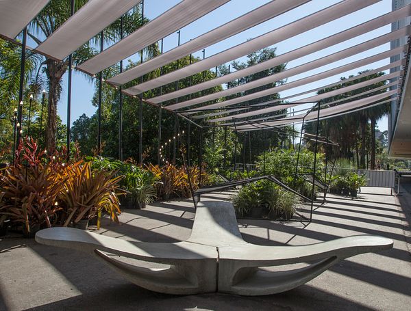 Os mobiliários urbanos estão cada vez mais personalizados em relação ao design e integração com a natureza por Acervo Plantar Ideias