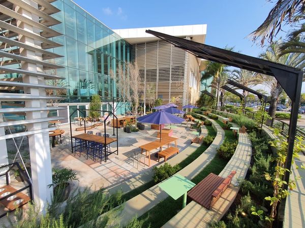 Os shopping centers, que se tornaram parte da paisagem urbana, estão cada vez mais integrados com as necessidades diárias das pessoas, com mercados, bancos e até atendimento médico por Brmalls