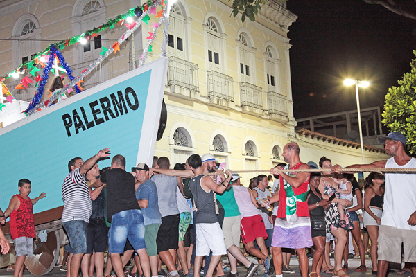 Puxada do navio Palermo pelas ruas de Serra Sede durante a Festa de São Benedito