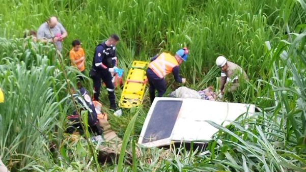Seis pessoas ficam feridas após carro cair de ribanceira em acidente em Colatina