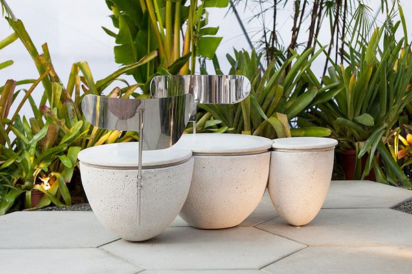 Uma releitura das tradicionais namoradeiras, porém com design tropical, as Bananeiras Namoradeiras fazem com que as pessoas possam se sentar para conversar em diversas posições. por  Julia Ribeiro