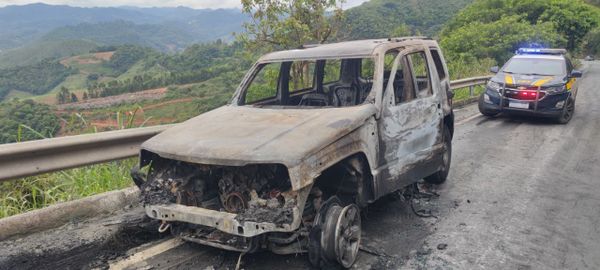 Carro pegou fogo na BR 262 em Domingos Martins