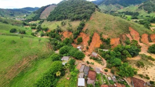 Local onde encosta desabou, atingiu residências e 4 pessoas morreram em Antônio Dias, Minas Gerais