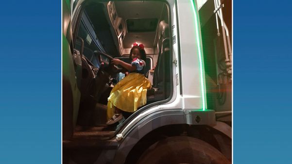 Menina completa 3 anos e ganha parabéns de coletores em Cariacica por Acervo Pessoal