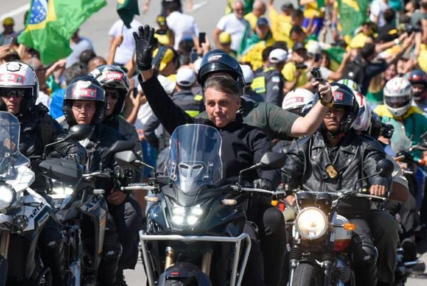 Bolsonaro durante motociata entre Vila Velha e Vitória em julho de 2022