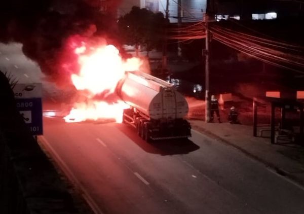 Caminhão-tanque pega fogo na BR 101 em Viana