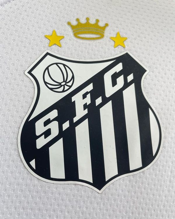 O novo escudo do Santos foi divulgado pelo time nesta terça-feira (27)