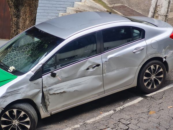 Caminhões-baús causam problemas no trânsito de Cachoeiro