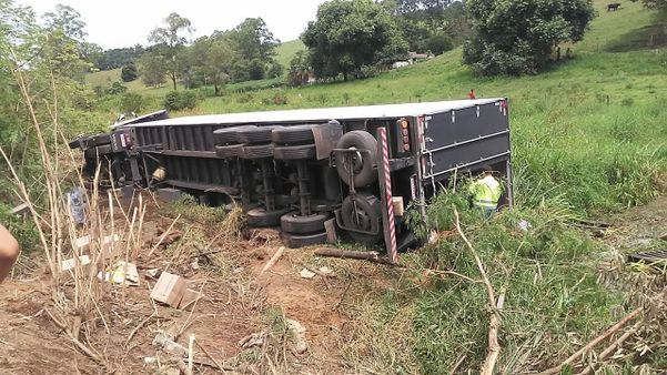 Carreta tomba e parte da carga é saqueada em Atílio Vivácqua