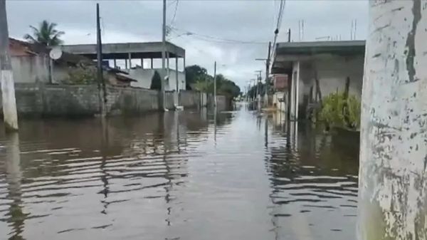 Distrito de Bebedouro, em Linhares, continua alagado e só é possível transitar de barco pelas ruas.