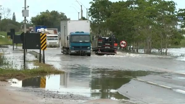 Distrito de Bebedouro, em Linhares, continua alagado e só é possível transitar de barco pelas ruas.