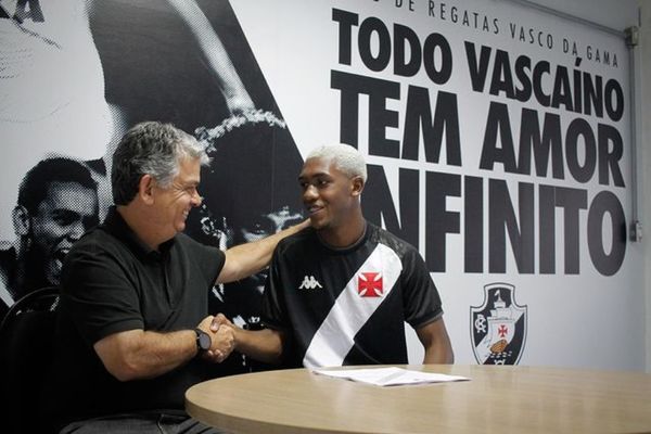 Rayan assinou o contrato com o Vasco e torcedores comemoram nos comentários da publicação oficial