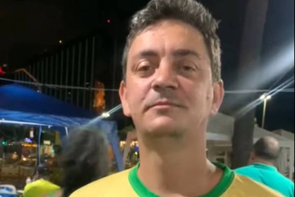  Pastor Átila Mello em acampamento em frente ao Comando Militar do Leste, no Rio