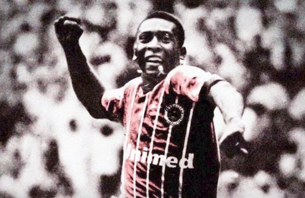 Desportiva Ferroviária fez montagem com Pelé utilizando a camisa do clube capixaba