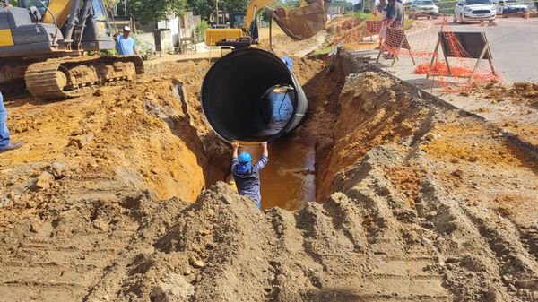 Manilha sendo posicionada para levar água até o Rio Doce