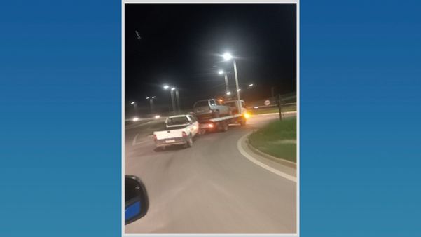 Os carros recuperados na região de Nova Rosa da Penha foram apreendidos e guinchados pela polícia