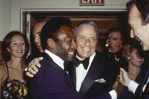 Pelé com o cantor norte-americano Frank Sinatra