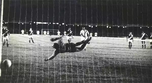 Cena triste no México, um jogo do futebol amador teve que ser