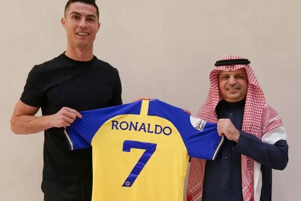 Cristiano Ronaldo posa com a camisa 7 do Al Nassr 