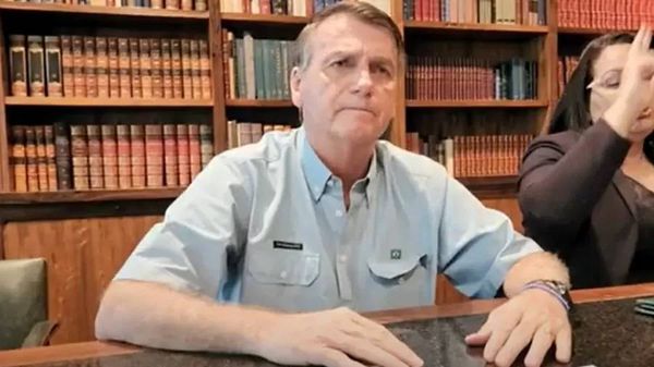 Em última live como presidente, Bolsonaro não mencionou viagem aos EUA