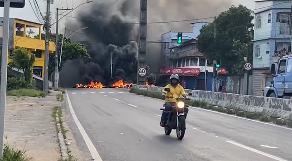 Manifestantes colocaram fogo em trecho do bairro Santa Rita