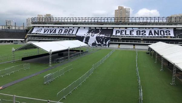 Estádio da Vila Belmiro, em Santos, recebe estrutura para o velório de Pelé