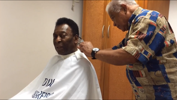 Vídeo mostra Pelé durante corte de cabelo com Didi, seu barbeiro desde os anos 1950, em Santos, no período da Copa do Mundo de 2014