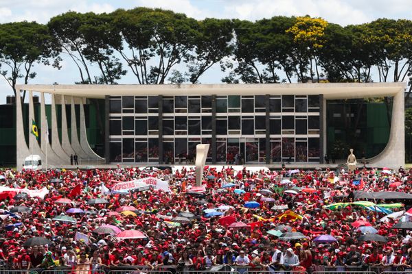 Apoiadores do presidente eleito do Brasil, Luiz Inácio Lula da Silva, se reúnem antes da cerimônia de posse em Brasília (DF)