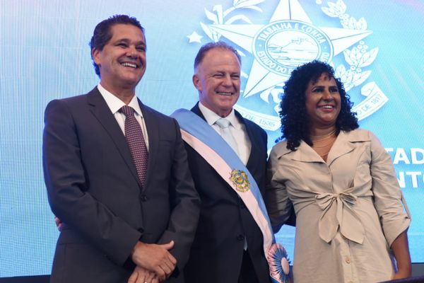 Casagrande é reconduzido ao cargo de governador do ES no Palácio Anchieta por Carlos Alberto Silva