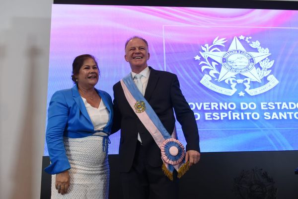 Casagrande é reconduzido ao cargo de governador do ES no Palácio Anchieta por Carlos Alberto Silva