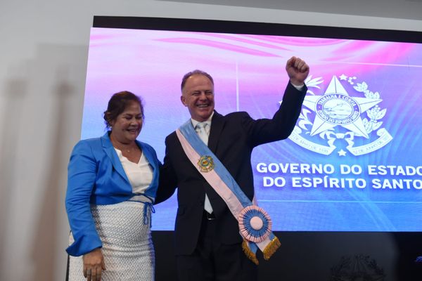 Casagrande é reconduzido ao cargo de governador do ES no Palácio Anchieta por Carlos Alberto Silva