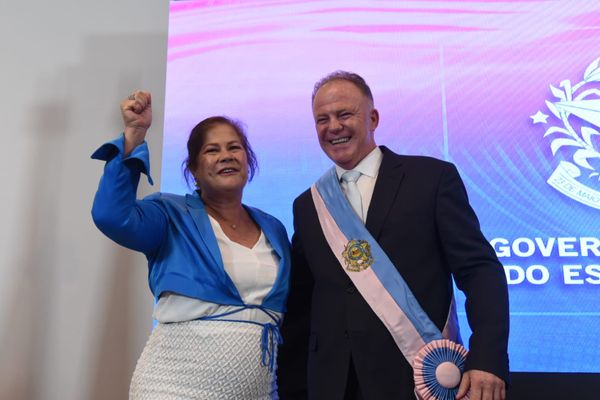 Casagrande é reconduzido ao cargo de governador do ES no Palácio Anchieta por Carlos Alberto Silva
