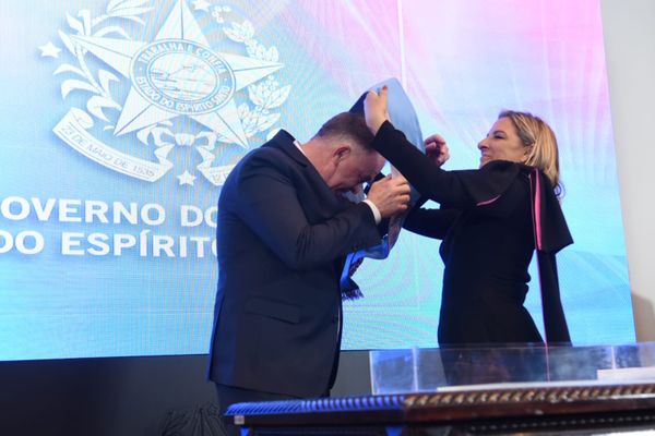Casagrande é reconduzido ao cargo de governador do ES no Palácio Anchieta por Carlos Alberto Silva