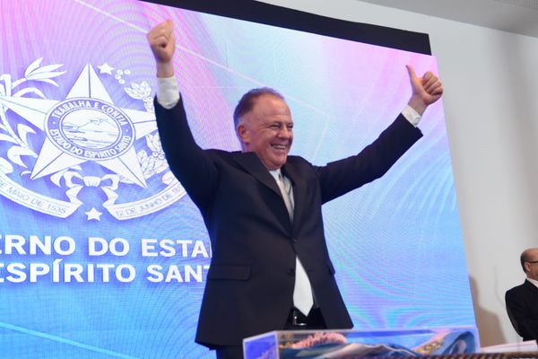 Casagrande é reconduzido ao cargo de governador do ES no Palácio Anchieta por Carlos Alberto Silva