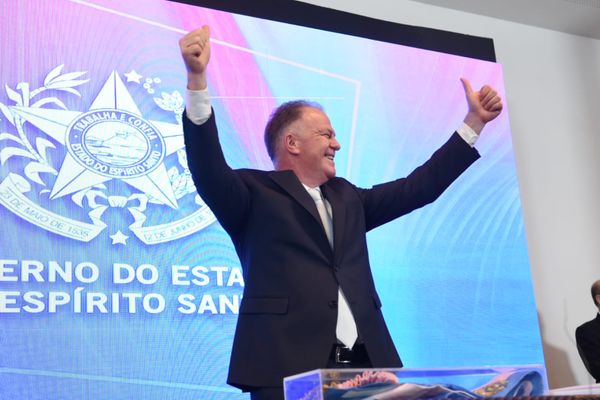 Casagrande é reconduzido ao cargo de governador do ES no Palácio Anchieta por Carlos Alberto Silva