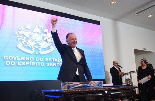 Casagrande é reconduzido ao cargo de governador do ES no Palácio Anchieta por Carlos Alberto Silva