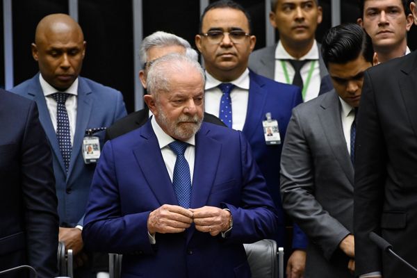 Lula foi recebido por parlamentares durante cerimônia de posse em Brasília